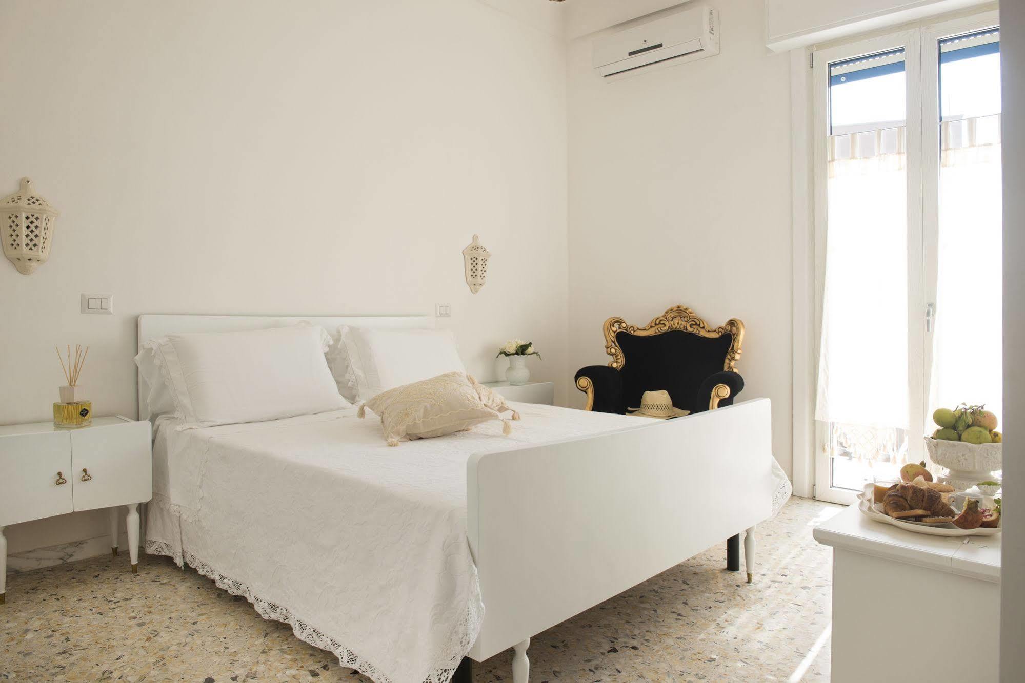 Dimora Cappuccini Guest House Cisternino Bagian luar foto