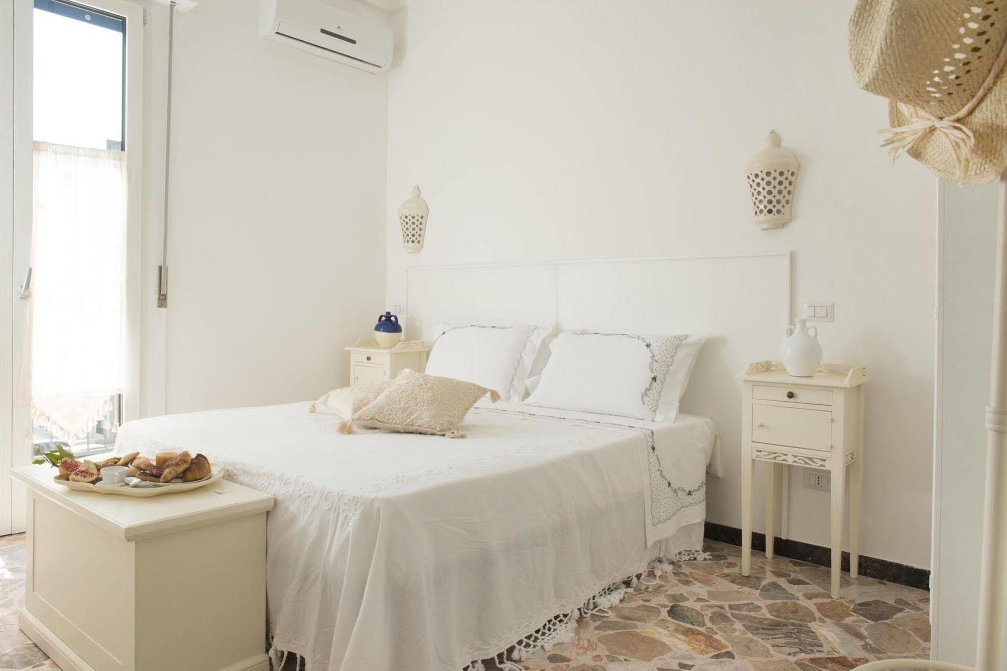 Dimora Cappuccini Guest House Cisternino Bagian luar foto