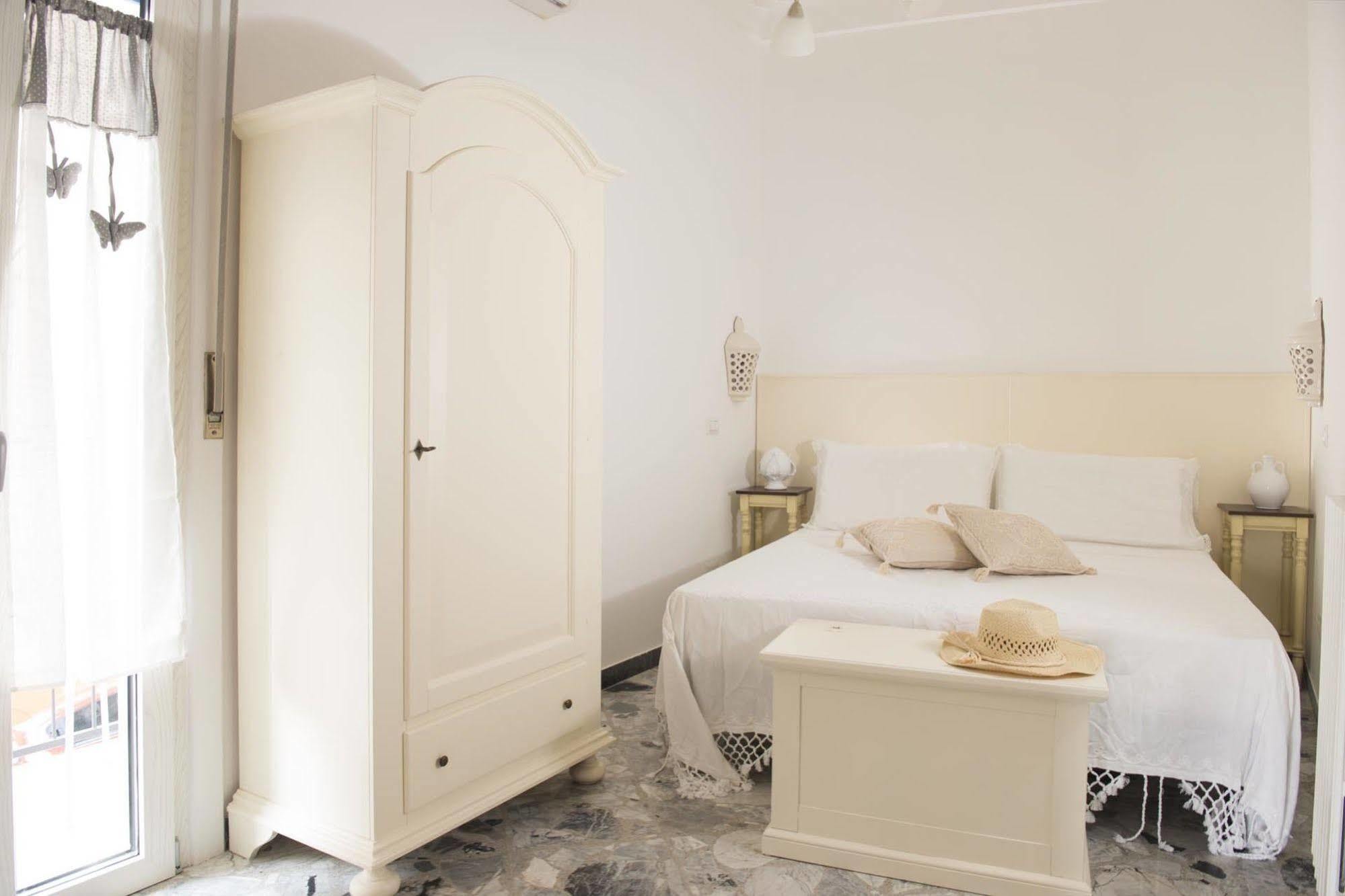 Dimora Cappuccini Guest House Cisternino Bagian luar foto