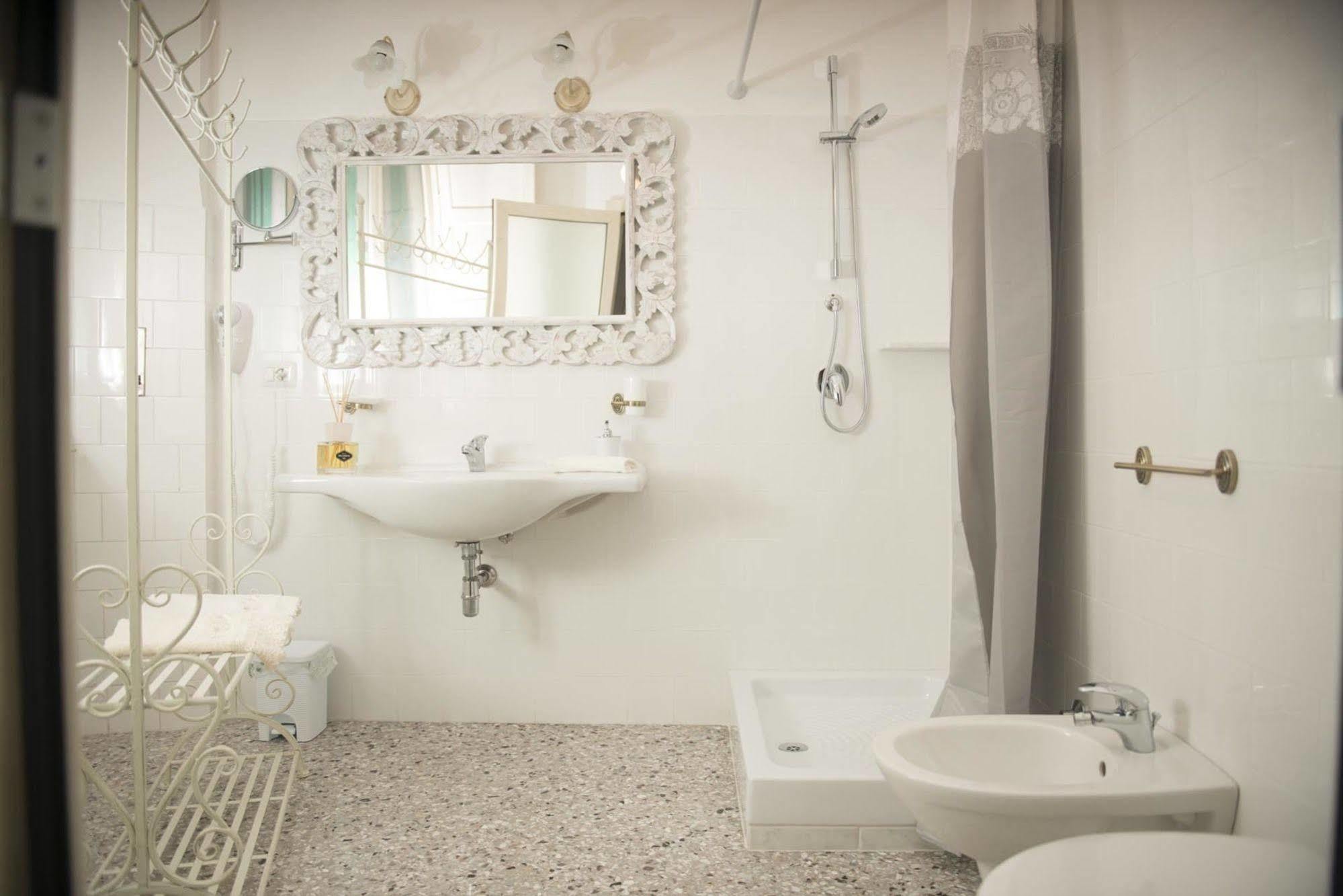 Dimora Cappuccini Guest House Cisternino Bagian luar foto