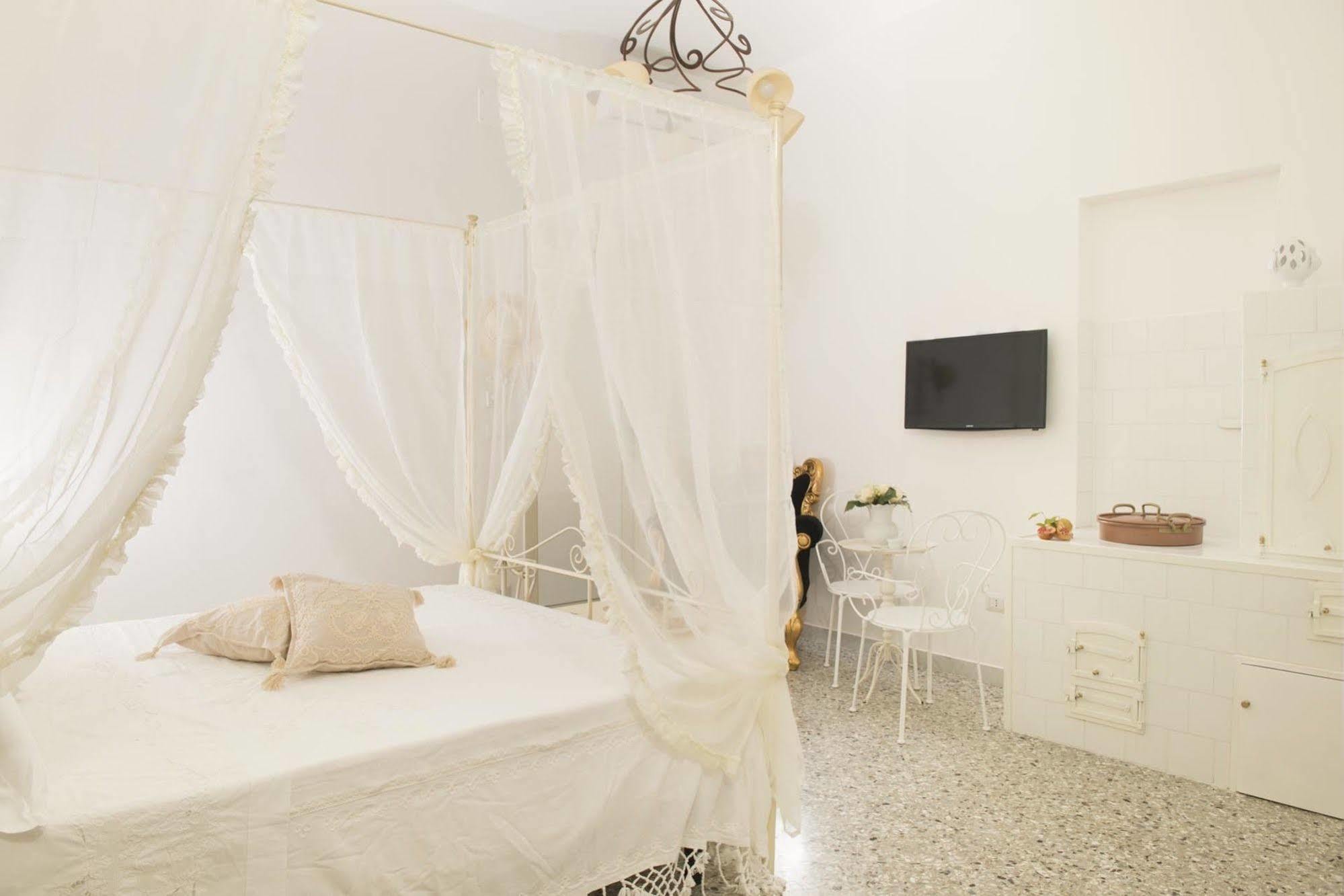 Dimora Cappuccini Guest House Cisternino Bagian luar foto