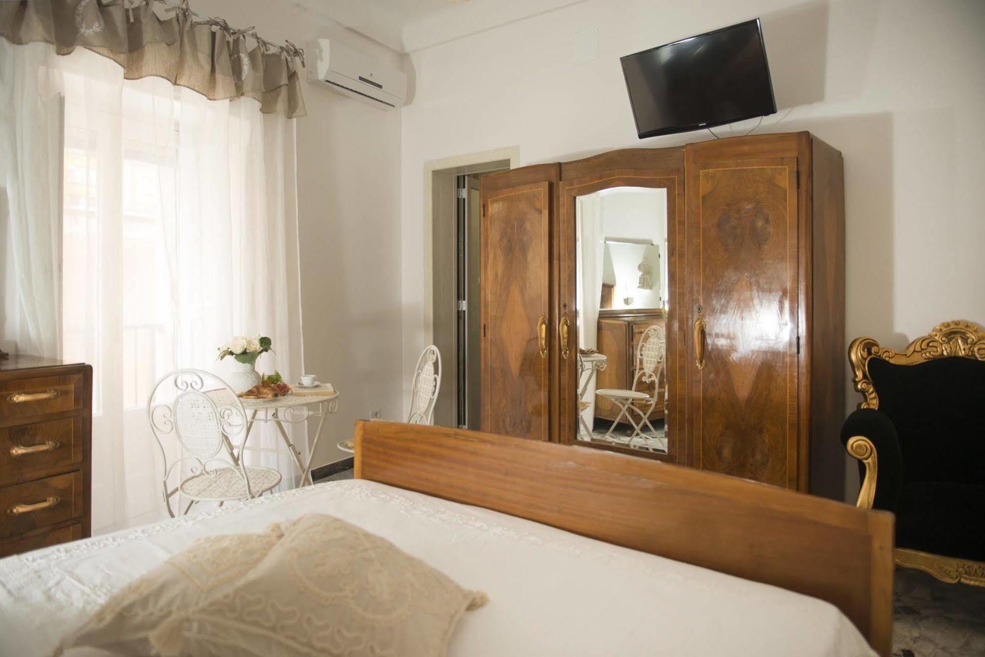 Dimora Cappuccini Guest House Cisternino Bagian luar foto